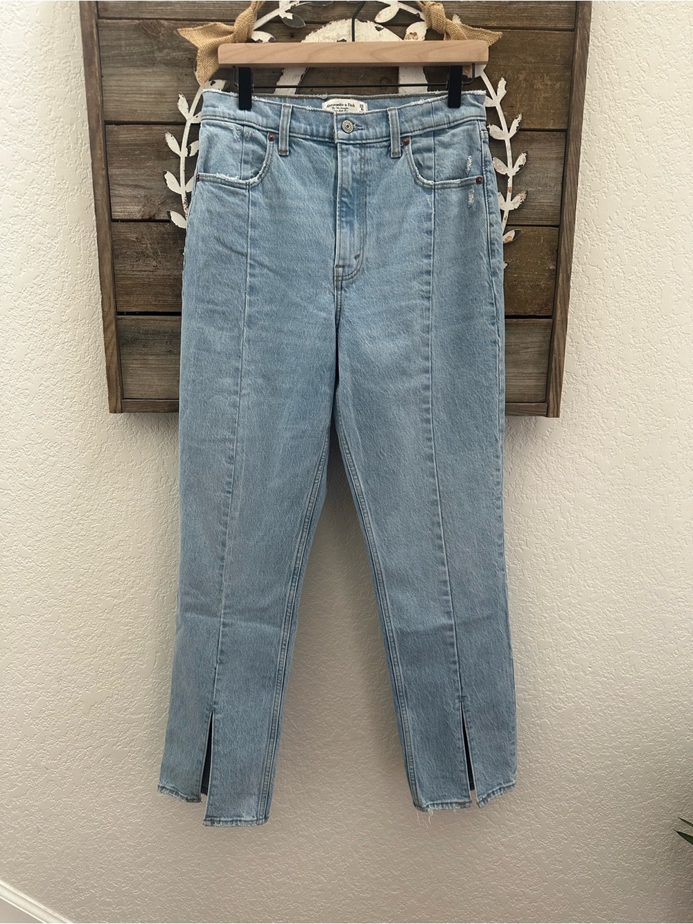 Abercrombie & Fitch The 90’s High Rise Light Wash Split-Hem Blue size 29/8